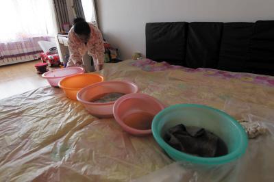 化隆楼上漏水，住户失联，小区没物管，业主维权难！律师来支招……